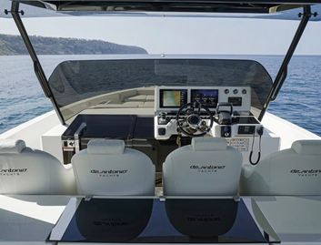 De Antonio D42 Open , Helm Station