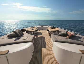 Monte Carlo Yachts MCY 80, Deck Area