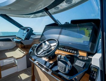 Tiara EX60, Helm Station