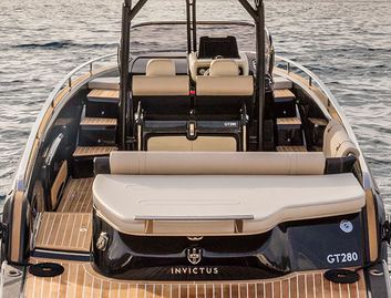 Invictus GT280, Helm Station