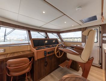 Steeler Ocean Explorer 67 , Helm Station