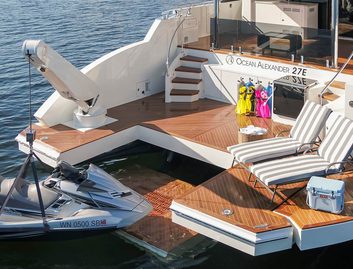 Ocean Alexander 27 Explorer, Deck Area