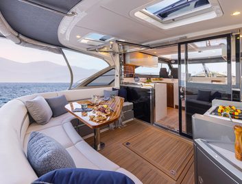 Riviera 4600 Sport Yacht Platinum Edition, Deck Area