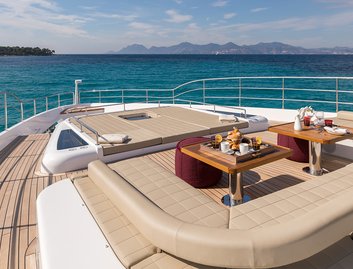 Gulf Craft Majesty 100 Mk1, Deck Area