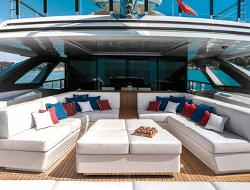 Mangusta GranSport 54, Deck Area