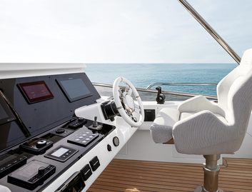 Azimut 66 Mk2, Helm Station