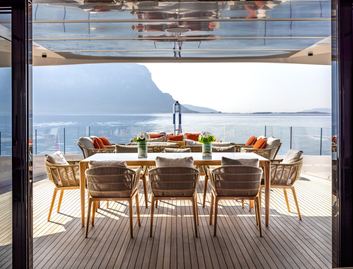 Columbus Atlantique 47, Deck Area