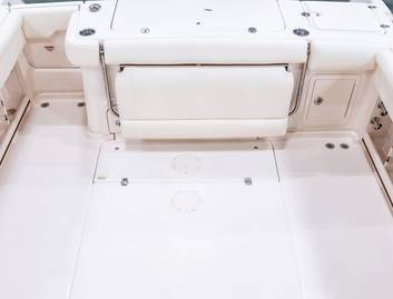 Grady-White Marlin 300, Deck Area