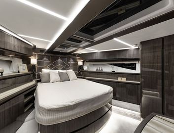 Galeon 650 Skydeck, Accommodation