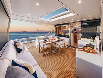 Riviera 6800 Sport Yacht Platinum Edition, Deck Area