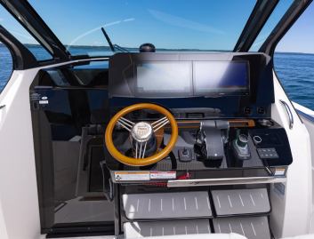 Tiara 35LS, Helm Station