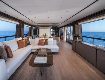 Ferretti 940, Interior