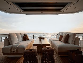 Azimut Magellano 27M, Deck Area