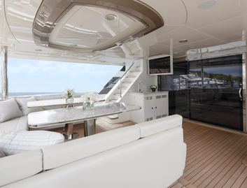 Ocean Alexander 32L, Deck Area