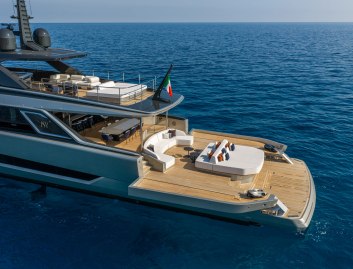 ISA Viper 130, Beach Club