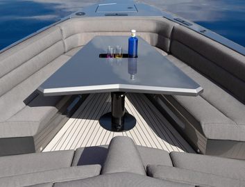 Vanquish VQ52, Deck Area