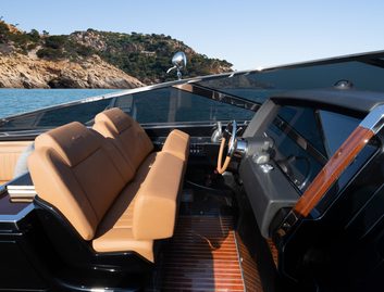 Riva Cento, Helm Station