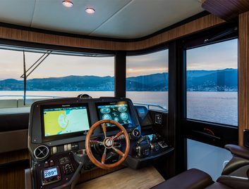 Absolute Navetta 52 Gen 1, Helm Station