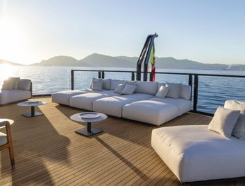 Mangusta Oceano 44, Deck Area