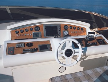 Azimut 98 Leonardo Mk2, Helm Station