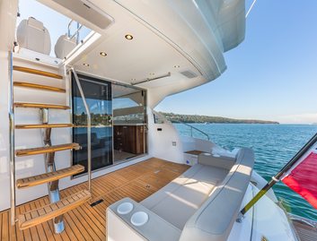 Fairline Squadron 48 Gen 2, Deck Area