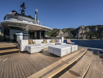 Columbus Atlantique 38M, Deck Area
