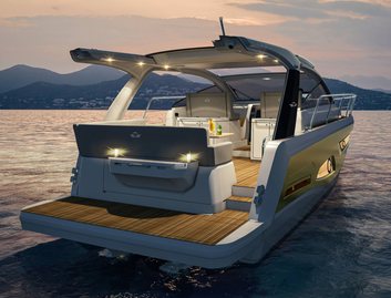 Sealine S390, Deck Area