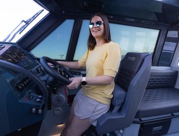 XO DFNDR 8, Helm Station