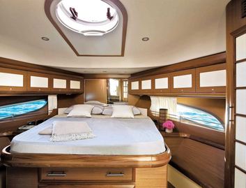 Mochi Craft Dolphin 54 Fly, Accommodation