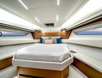 Tiara 48LE , Accommodation