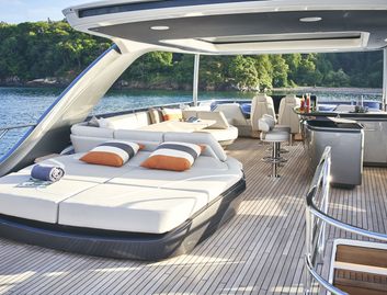 Princess Y85 Mk1, Fly Deck/Sportdeck