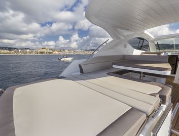 Galeon 405 HTL, Deck Area