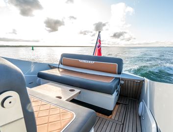 Fairline F Line 33, Deck Area