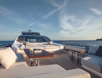 Azimut S10, Deck Area