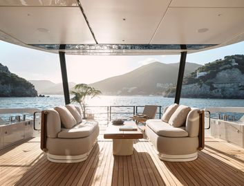 Azimut Fly 82, Deck Area