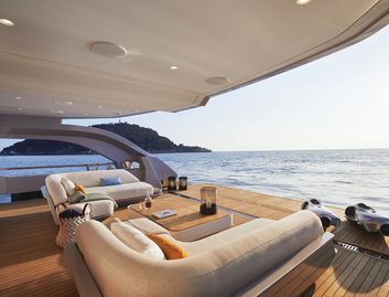 Azimut Grande Trideck, Beach Club