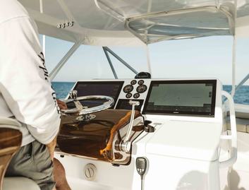 Bertram 61 Convertible, Helm Station