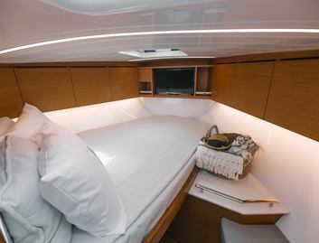 Bertram 35 Flybridge, Accommodation