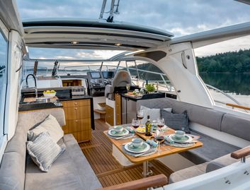 Marex 360 Cabriolet Cruiser, Deck Area