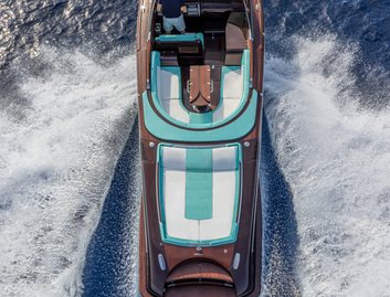 Riva Anniversario, Deck Area