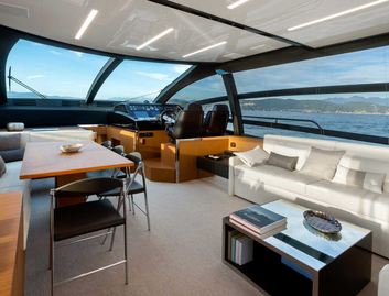 Riva 76&#039; Perseo, Interior