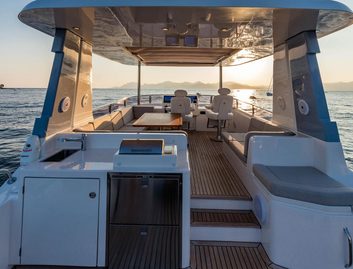 Outer Reef 620 Trident Evo, Fly Deck/Sportdeck