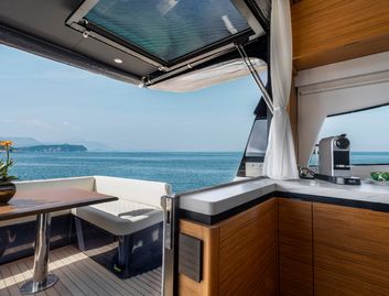 Solaris Power 60 Coupé , Deck Area
