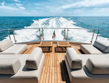 Monte Carlo Yachts MCY 105, Deck Area