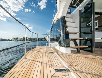 Galeon 400 Fly Mk2, Deck Area