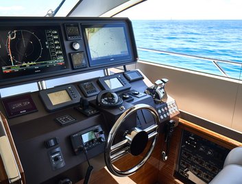 CL Yachts CLA76f, Helm Station