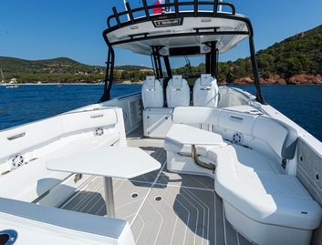 Wellcraft 38 T-Top, Deck Area