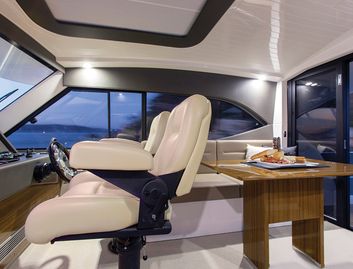 Maritimo M54 Mk1, Helm Station