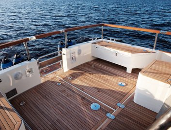 Targa 35, Deck Area