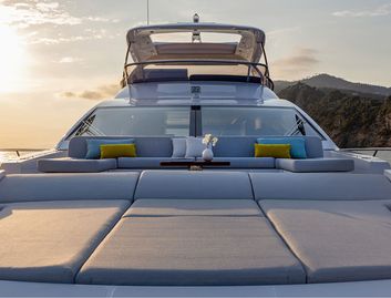 Azimut Fly 72 Gen 2, Deck Area